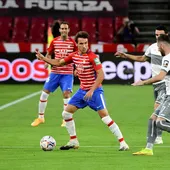 Luis Milla controla el balón en el partido del Granada. Luis Milla controla el balón en el partido del Granada.