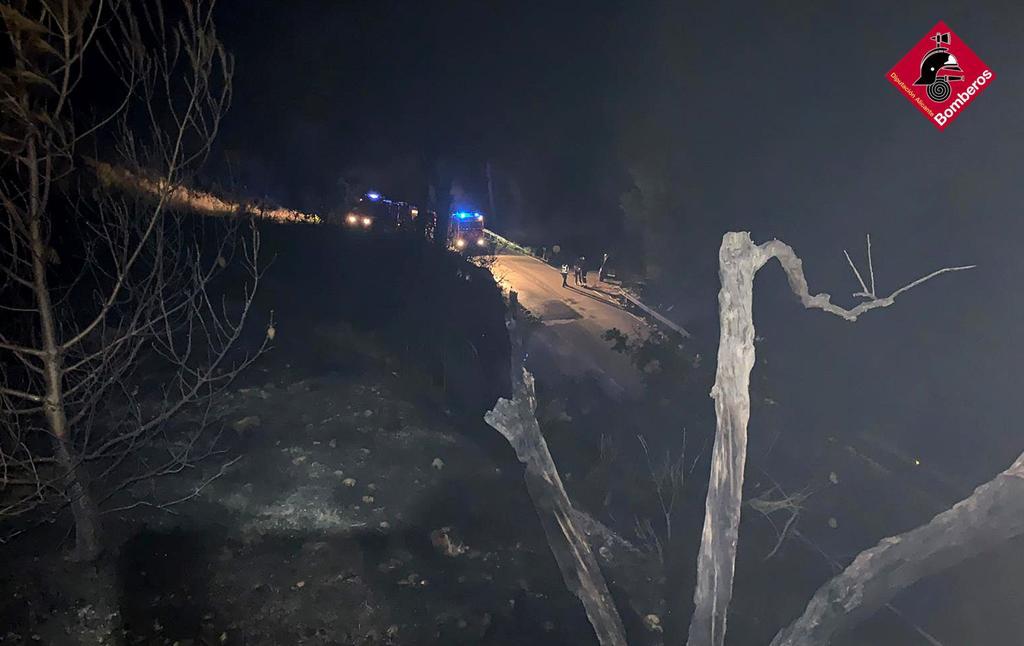 Los bomberos del Consorcio apagan un incendio forestal originado anoche en Planes Los bomberos del Consorcio apagan un incendio forestal originado anoche en Planes