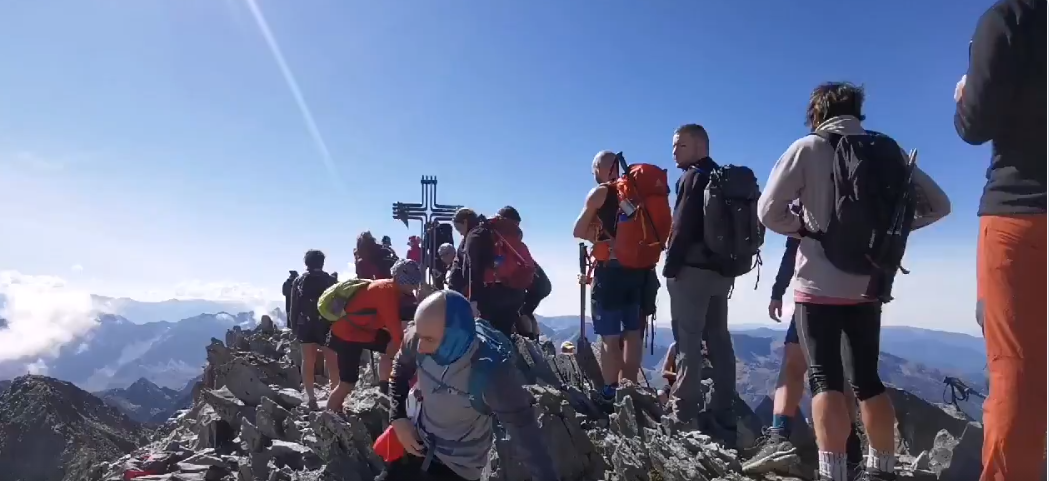 Masificación y largas colas en el Alto Pirineo para hacerse selfies en plena época de pandemia, donde se prohíbe cualquier tipo de aglomeración Masificación y largas colas en el Alto Pirineo para hacerse selfies en plena época de pandemia, donde se prohíbe cualquier tipo de aglomeración