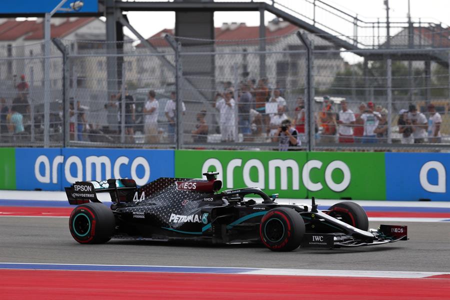 Hamilton gana la 'pole position' en Rusia por delante de Verstappen Hamilton gana la 'pole position' en Rusia por delante de Verstappen