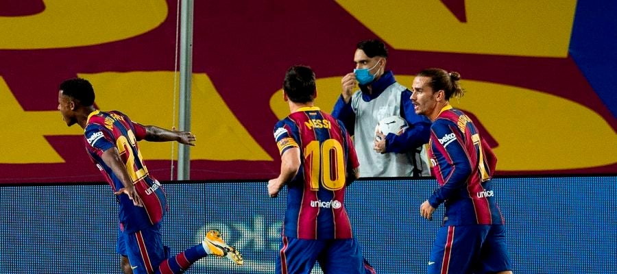 Los jugadores del Barcelona celebran el gol de Ansu Fati Los jugadores del Barcelona celebran el gol de Ansu Fati