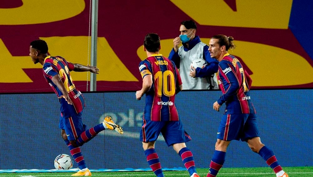 Los jugadores del Barcelona celebran el gol de Ansu Fati Los jugadores del Barcelona celebran el gol de Ansu Fati