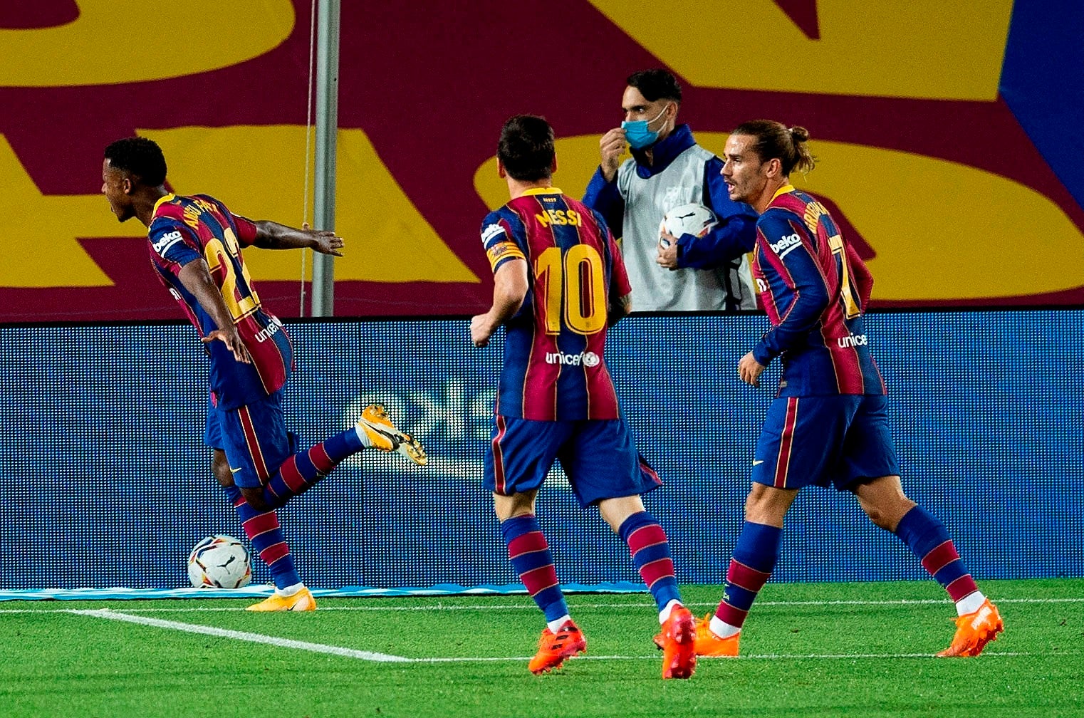 El Barcelona golea al Villarreal en el estreno liguero de Koeman El Barcelona golea al Villarreal en el estreno liguero de Koeman