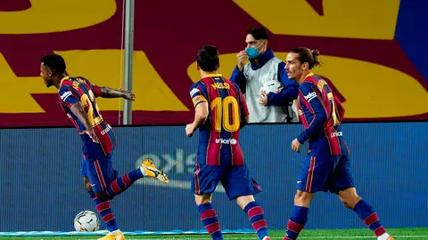 Los jugadores del Barcelona celebran el gol de Ansu Fati Los jugadores del Barcelona celebran el gol de Ansu Fati