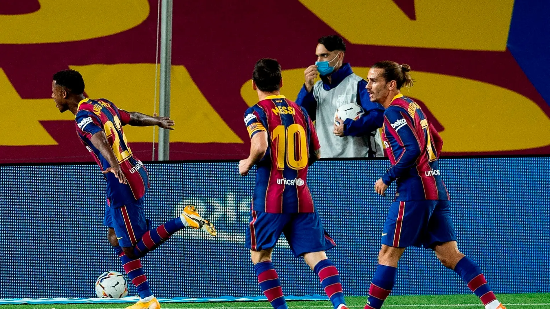 Los jugadores del Barcelona celebran el gol de Ansu Fati