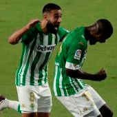 Fekir y William Carvalho celebran un gol del Betis.