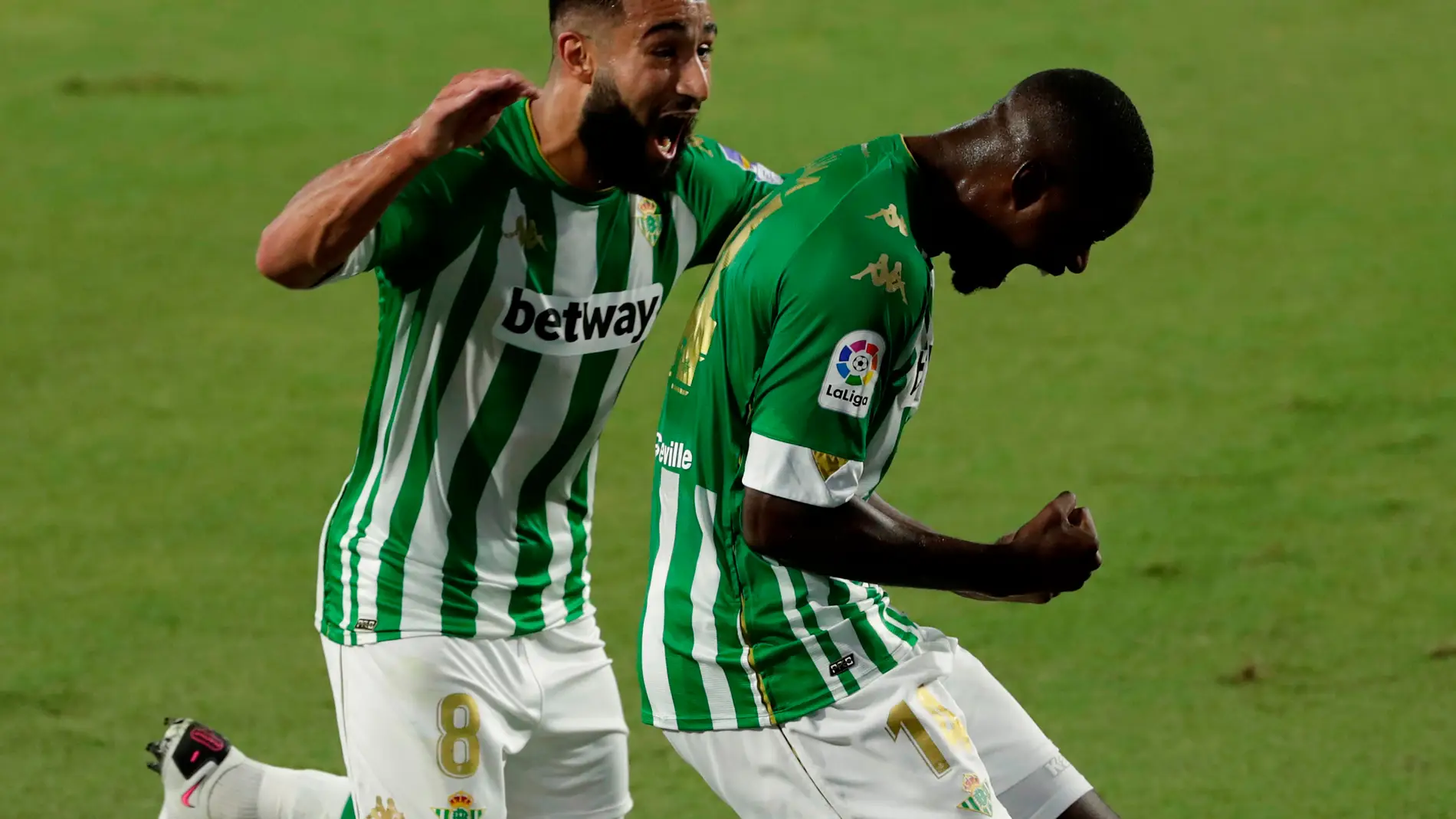 Fekir y William Carvalho celebran un gol del Betis.