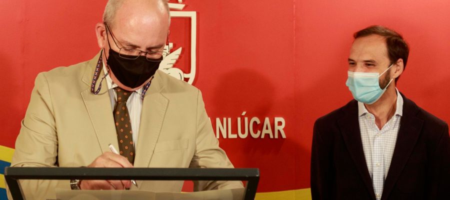 Firma del convenio entre la CEC y el Ayuntamiento de Sanlúcar