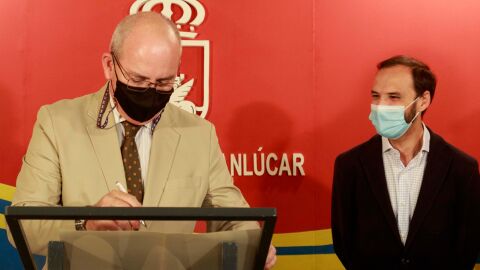 Firma del convenio entre la CEC y el Ayuntamiento de Sanl&uacute;car