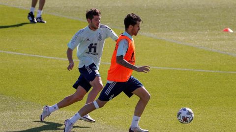 Ceballos, en una acci&oacute;n con Sergi Roberto. 