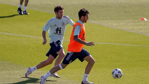 Ceballos, en una acción con Sergi Roberto. Ceballos, en una acción con Sergi Roberto.