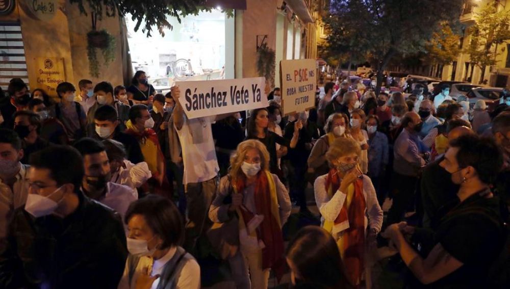 Concentración en Ferraz para exigir la dimisión de Sánchez por el estado de alarma en Madrid.