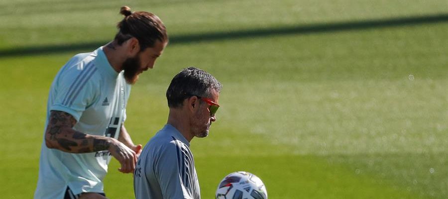 Luis Enrique y Sergio Ramos, en un entrenamiento de la selección española de fútbol. Luis Enrique y Sergio Ramos, en un entrenamiento de la selección española de fútbol.