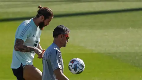 Luis Enrique y Sergio Ramos, en un entrenamiento de la selección española de fútbol. Luis Enrique y Sergio Ramos, en un entrenamiento de la selección española de fútbol.