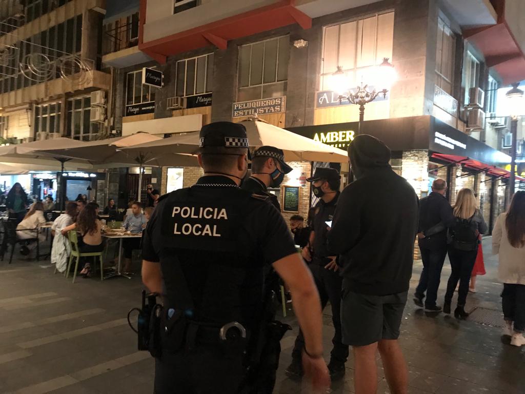 La Policía Local de Alicante impone 131 denuncias, disuelve diez botellones y atiende 28 quejas por fiestas particulares La Policía Local de Alicante impone 131 denuncias, disuelve diez botellones y atiende 28 quejas por fiestas particulares