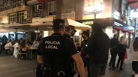 Una patrulla policial en el centro de la ciudad Una patrulla policial en el centro de la ciudad