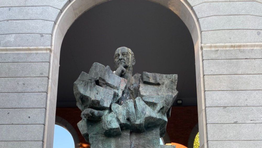 La estatua de Largo Caballero, con una pintada de 'Asesino. Rojos no'