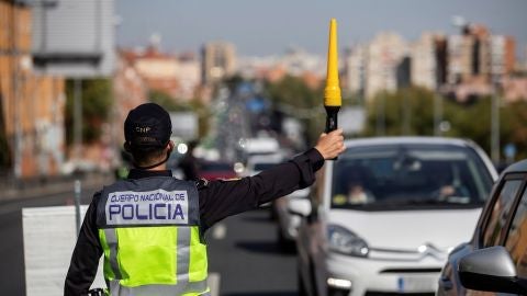 Imagen de un agente de polic&iacute;a realizando un control en Madrid tras decretarse el estado de alarma