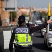 Imagen de un agente de policía realizando un control en Madrid tras decretarse el estado de alarma