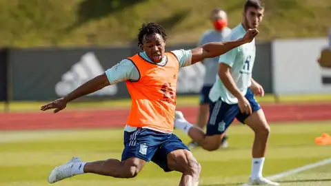 Adama Traoré dispara en un entrenamiento con España. Adama Traoré dispara en un entrenamiento con España.