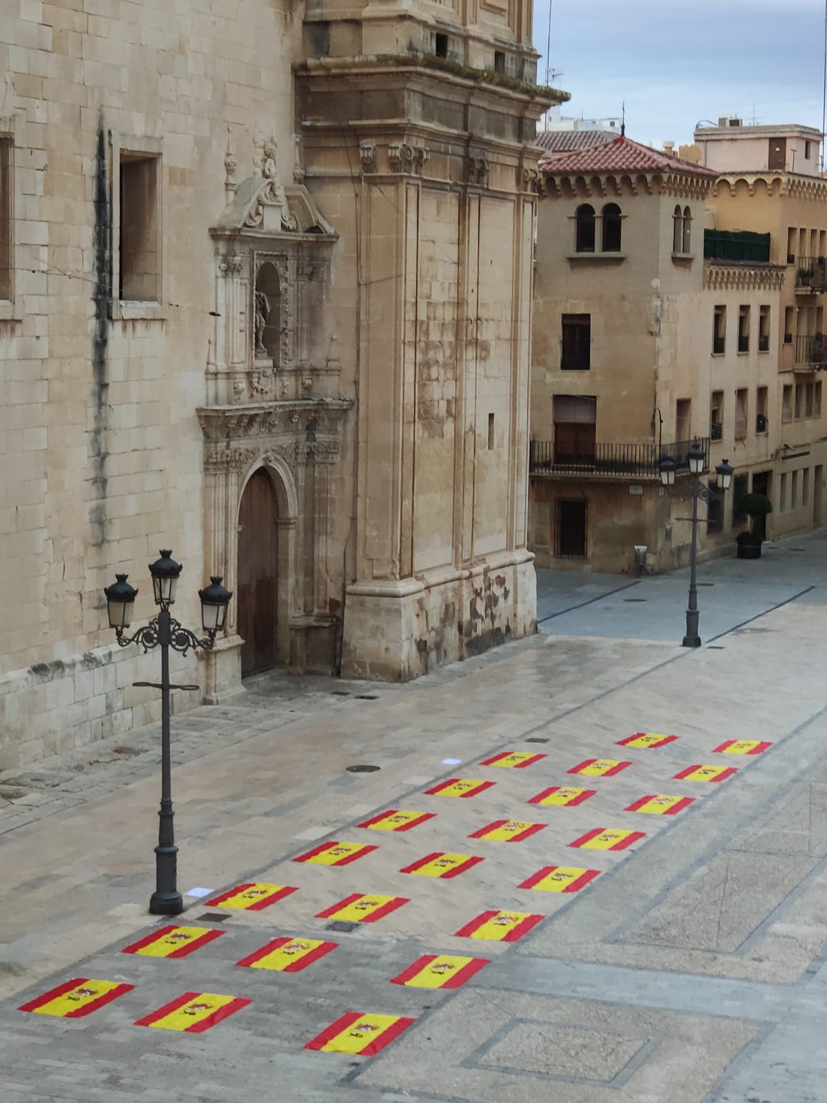 Nuevas Generaciones del PP recuerda a los fallecidos por la covid-19 de Elche con un minuto de silencio junto a una bandera de España representativas de cada una de ellos Nuevas Generaciones del PP recuerda a los fallecidos por la covid-19 de Elche con un minuto de silencio junto a una bandera de España representativas de cada una de ellos