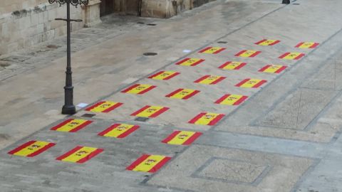 Banderas de España en recuerdo de las víctimas de Elche de la covid-19. Banderas de España en recuerdo de las víctimas de Elche de la covid-19.