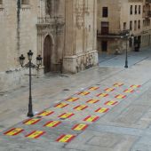 Banderas de España en recuerdo de las víctimas de Elche de la covid-19.