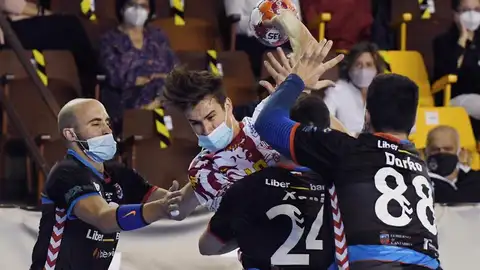 Imagen del duelo entre Ademar y Sinfín de la ASOBAL. Imagen del duelo entre Ademar y Sinfín de la ASOBAL.