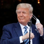 El presidente de los EEUU, Donald Trump, se quita la mascarilla