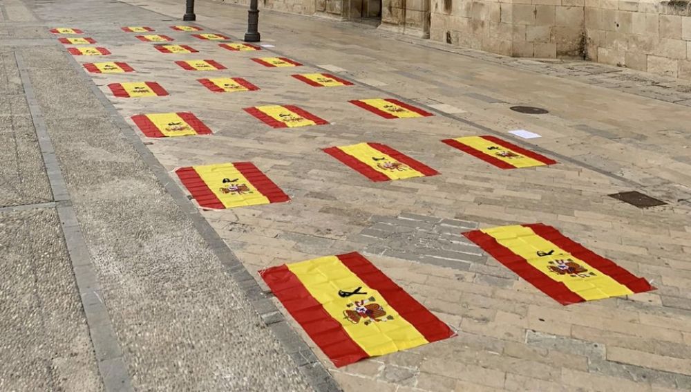 Banderas de España en recuerdo de las víctimas de la covid-19 en Elche.