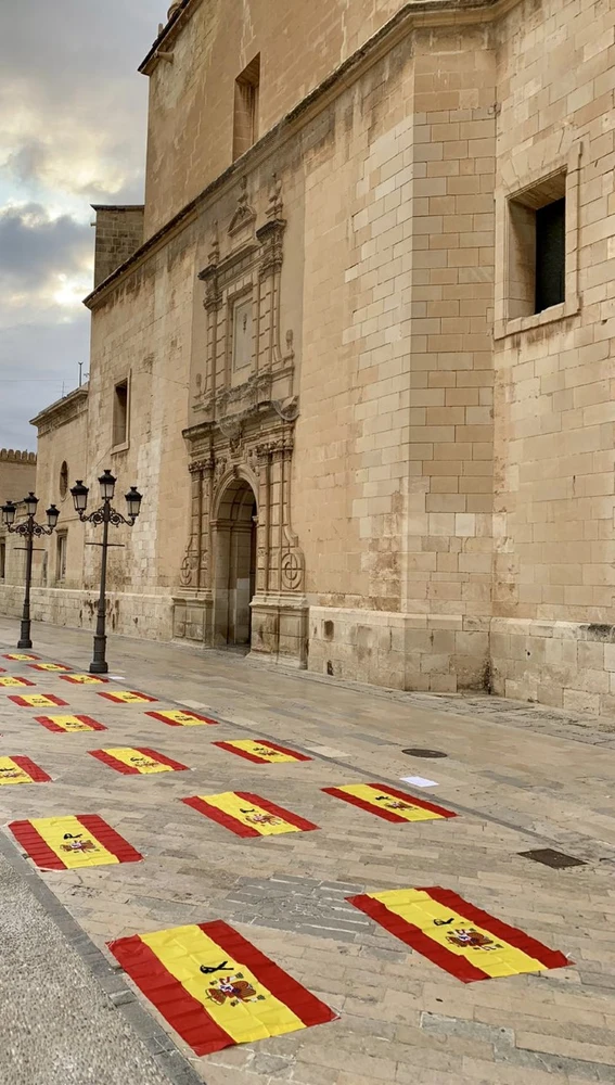 Banderas de España en recuerdo de las víctimas de la covid-19 en Elche. Banderas de España en recuerdo de las víctimas de la covid-19 en Elche.
