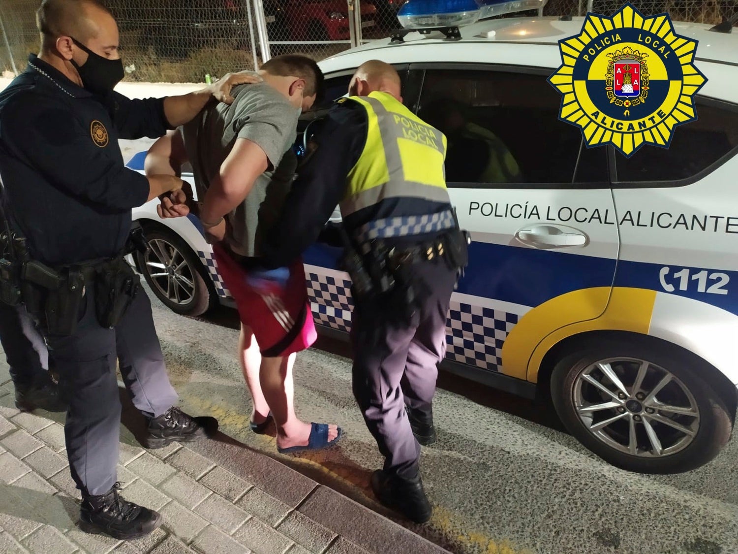 Dos policías locales resultan heridos al perseguir a un conductor borracho que circuló por varias calles en dirección prohibida Dos policías locales resultan heridos al perseguir a un conductor borracho que circuló por varias calles en dirección prohibida