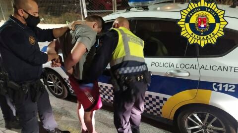 El conductor es detenido y esposado