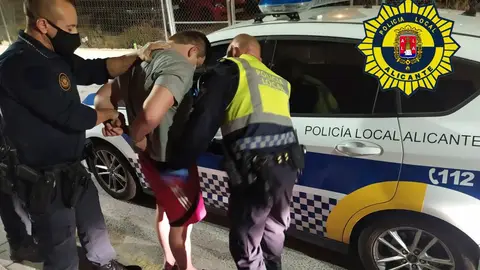 El conductor es detenido y esposado El conductor es detenido y esposado