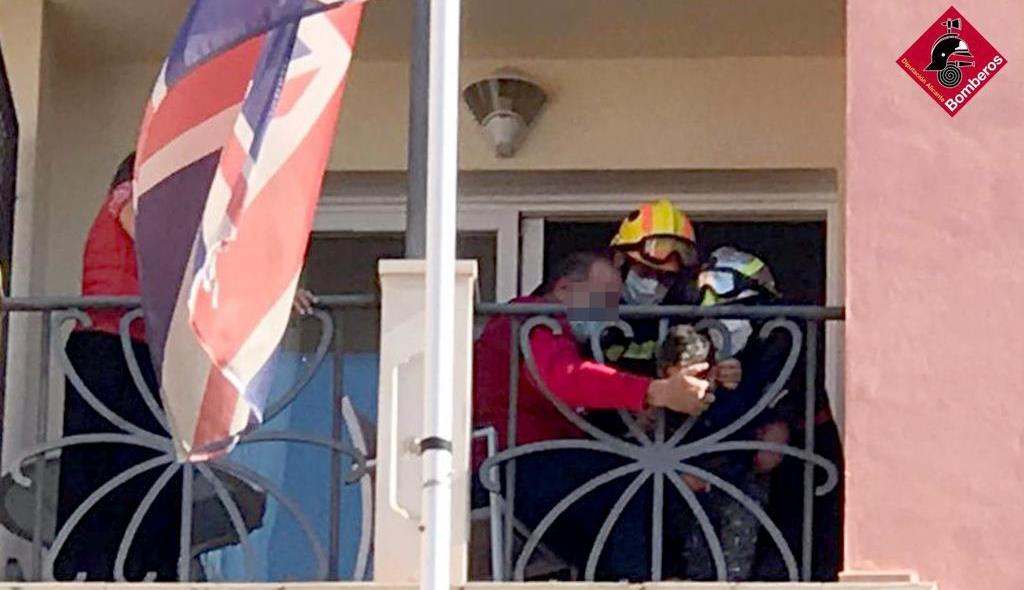 Los bomberos liberan a un niño de dos años con la cabeza atrapada en una barandilla de un hotel Los bomberos liberan a un niño de dos años con la cabeza atrapada en una barandilla de un hotel