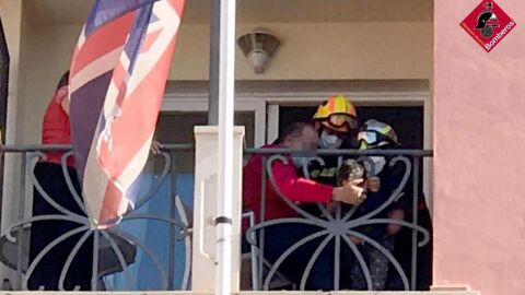 Los bomberos liberan al ni&ntilde;o atrapado