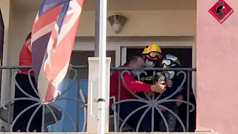 Los bomberos liberan al niño atrapado Los bomberos liberan al niño atrapado