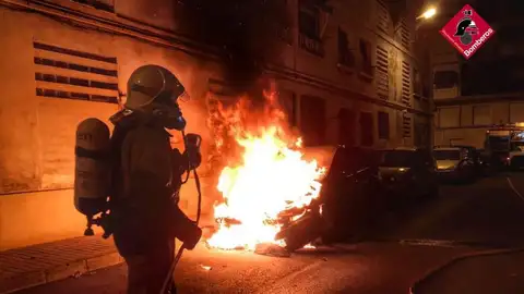 Un bombero sofoca el incendio en un coche estacionado en Elda. Un bombero sofoca el incendio en un coche estacionado en Elda.