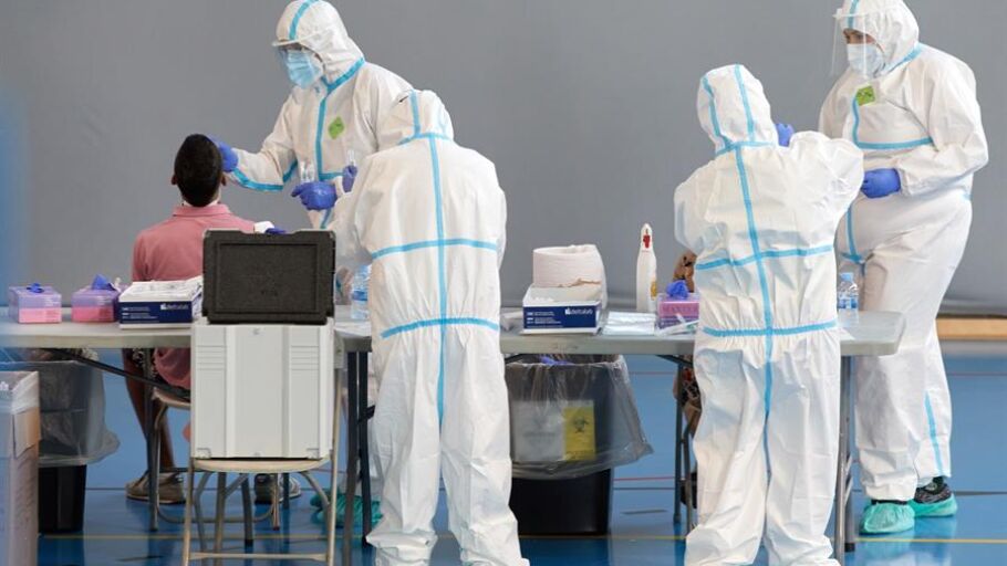 Personal sanitario realizan pruebas PCR en la ciudad de Girona.
