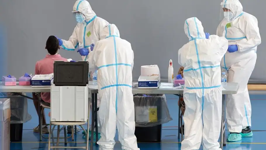 Personal sanitario realizan pruebas PCR en la ciudad de Girona. Personal sanitario realizan pruebas PCR en la ciudad de Girona.