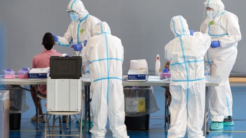 Personal sanitario realizan pruebas PCR en la ciudad de Girona.