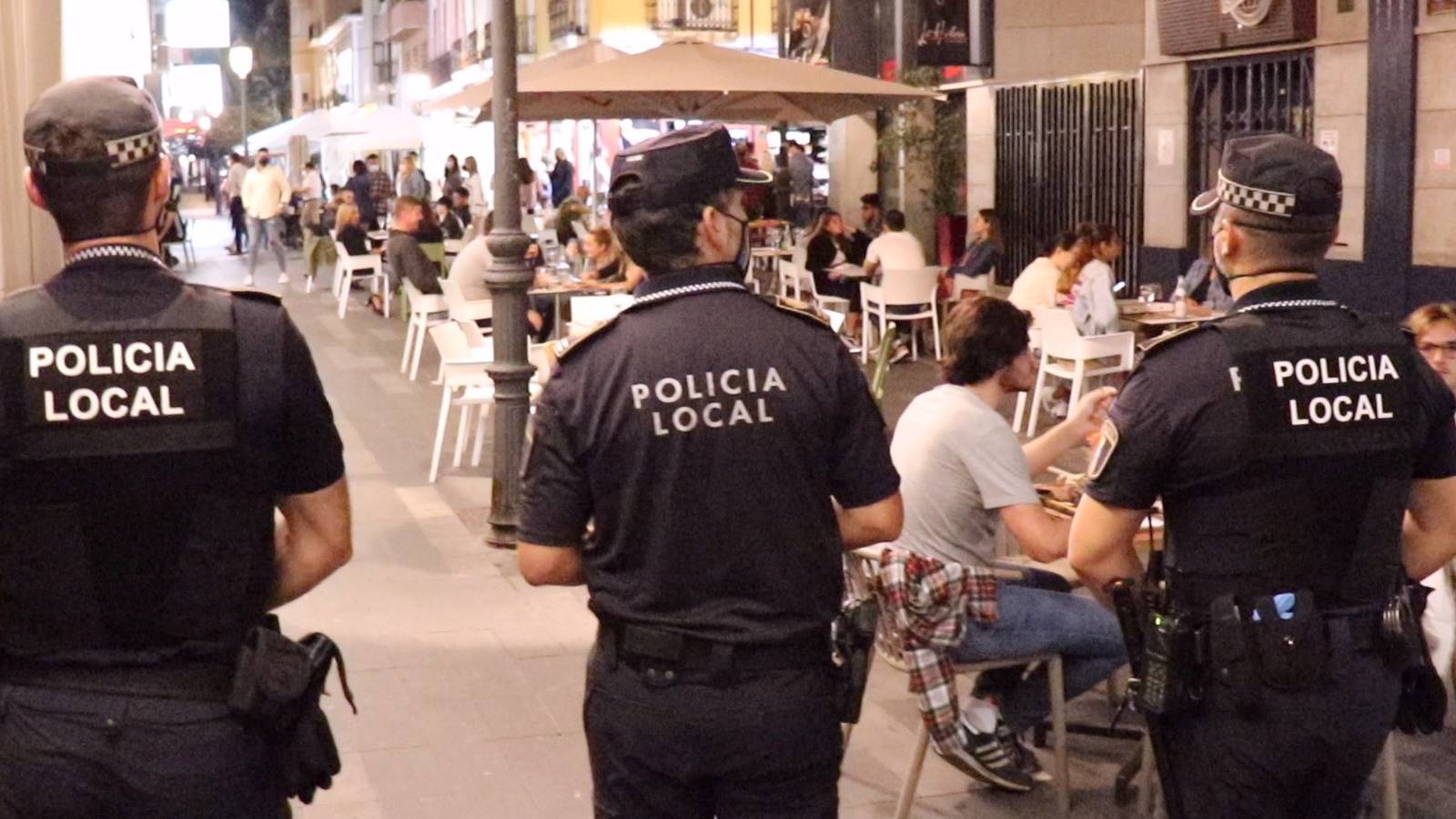 La Policía Local clausura una discoteca y sanciona a tres locales por incumplir los horarios de cierre en Alicante La Policía Local clausura una discoteca y sanciona a tres locales por incumplir los horarios de cierre en Alicante