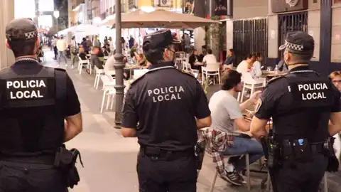 Agentes del servicio nocturno Una patrulla del servicio nocturno