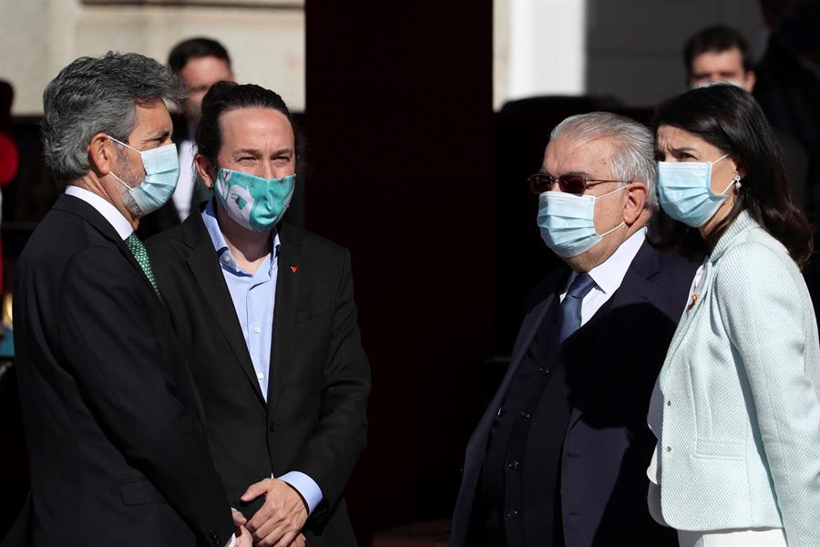 Pablo Iglesias acude a la celebración del 12 de octubre con una mascarilla republicana Pablo Iglesias acude a la celebración del 12 de octubre con una mascarilla republicana