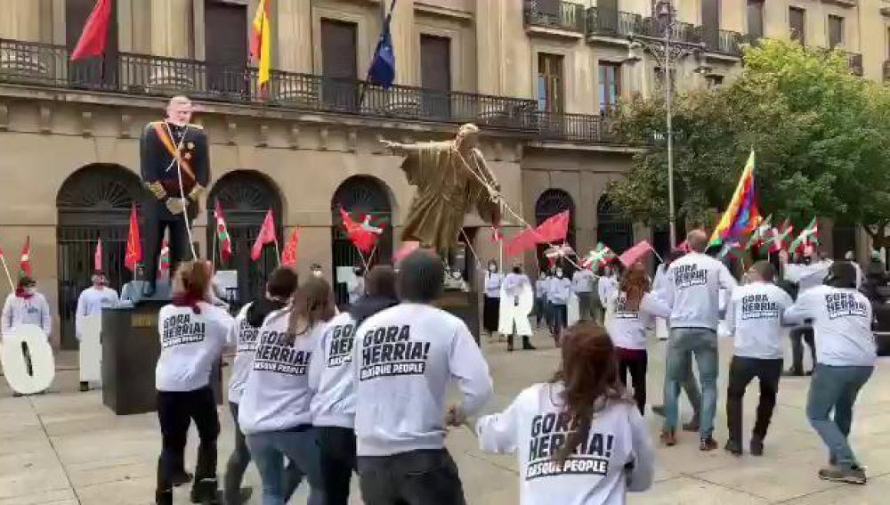 Derriban estatuas de Colón y Felipe VI en Pamplona 