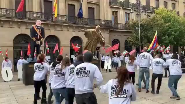 Derriban las estatuas de Colón y Felipe VI en Pamplona Derriban las estatuas de Colón y Felipe VI en Pamplona
