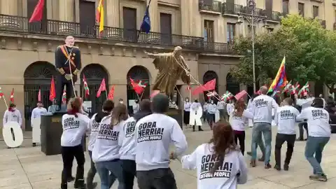 Derriban estatuas de Colón y Felipe VI en Pamplona Derriban estatuas de Colón y Felipe VI en Pamplona