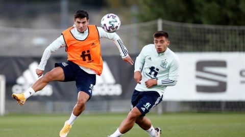 Brahim D&iacute;az controla el bal&oacute;n en un entrenamiento con la Sub-21.