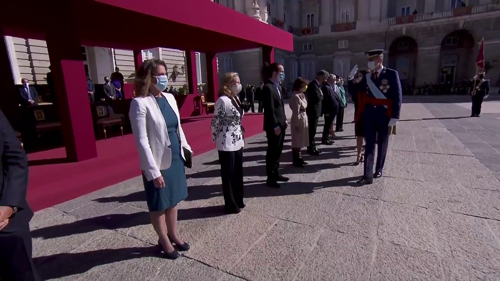 Así ha sido el saludo del Rey a las autoridades en el acto de la Fiesta Nacional Así ha sido el saludo del Rey a las autoridades en el acto de la Fiesta Nacional