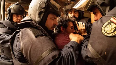 El actor Roberto Álamo, en primer plano, en una imagen promocional de la serie 'Antidisturbios' SERIES